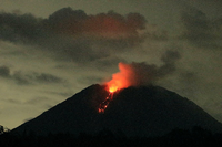 Der Semeru auf Java spuckt seit mehreren Tagen Lava. Foto: Willy Kurniawan/Reuters