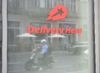 2020 stieg der Lieferdienst Delivery Hero in den Deutschen Aktienindex (Dax) auf. Profitabel ist das Berliner Unternehmen nicht. Foto: dpa