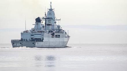 Die Fregatte „Hessen“ läuft aus dem Hafen aus. Das Schiff der Bundeswehr brach von Wilhelmshaven aus in See, um sich im Roten Meer am Schutz von Handelsschiffen gegen Angriffe der vom Iran unterstützten Huthi-Miliz zu beteiligen. 