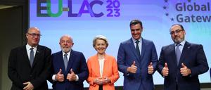 Auf der Suche nach dem Weg zu globalem Erfolg: EU-Kommissionspräsidentin Ursula von der Leyen mit Brasiliens Staatsoberhaupt Luiz Inacio Lula da Silva (links neben ihr), Spaniens Regierungschef Pedro Sanchez (rechts neben ihr) sowie zwei Vertretern von Entwicklungsbanken beim EU-Südamerika-Gipfel in Brüssel. 