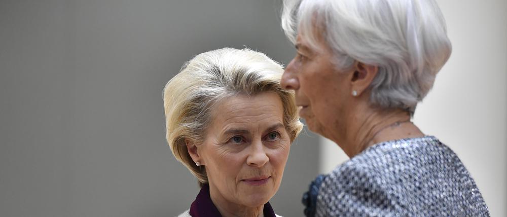 Christine Lagarde (r), Präsidentin der Europäischen Zentralbank, spricht mit Ursula von der Leyen, Präsidentin der Europäischen Kommission, nehmen an einem Treffen am runden Tisch beim EU-Gipfel teil.