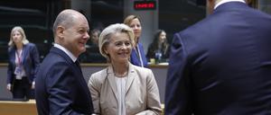 Streit um die EU-Milliarden. Bundeskanzler Olaf Scholz (SPD) und EU-Kommissionschefin Ursula von der Leyen beim EU-Gipfel in Brüssel.