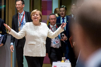 Bundeskanzlerin Angela Merkel (CDU) kommt beschwingt zu einer Sitzung während des EU-Gipfels. Foto: Danny Gys/BELGA Pool /dpa
