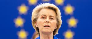 Ursula von der Leyen (CDU), Präsidentin der Europäischen Kommission, spricht am Rednerpult im Gebäude des Europäischen Parlaments. EU-Kommissionspräsidentin Ursula von der Leyen hat China vor einem Festhalten an unfairen Handelspraktiken gewarnt. 