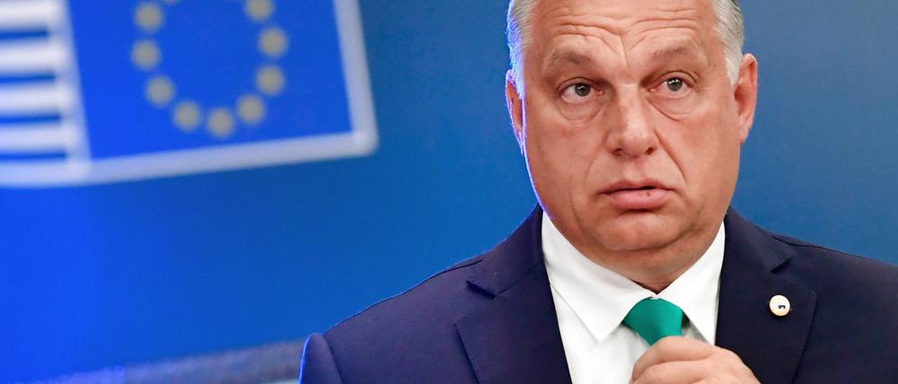 Ungarns Ministerpräsident Viktor Orban trifft zum EU-Gipfel im Gebäude des Europäischen Rates ein. Das Europaparlament hat infrage gestellt, ob Ungarn für den Vorsitz der EU-Ratspräsidentschaft im kommenden Jahr geeignet ist. 