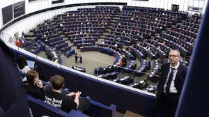 Abgeordnete nehmen an einer Sitzung im Europäischen Parlament teil. 