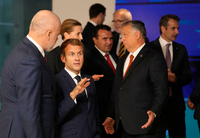 Emmanuel Macron (Frankreich) und Viktor Orban (Ungarn) beim EU-Gipfel in Slowenien (Archivbild) Foto: dpa/AP/Petr David Josek