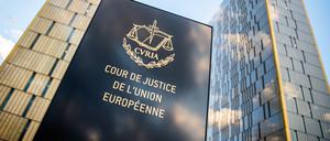 Ein Schild mit der Aufschrift «Cour de Justice de l’union Européene» steht vor dem Europäischen Gerichtshof im Europaviertel.