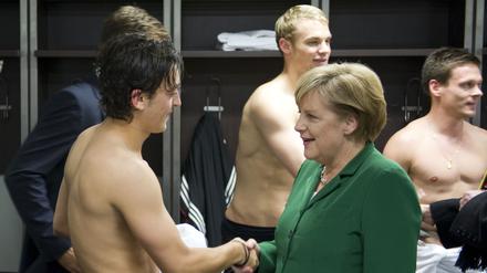 Foto mit Symbolcharakter. Bundeskanzlerin Angela Merkel trifft auf Nationalspieler Mesut Özil.
