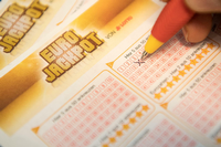Ein Eurojackpot-Lotterie-Schein. Foto: Caroline Seidel/dpa