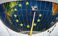Die Sterne für die Europäische Union werden an einem Aussichts-Ballon angebracht. Foto: Kay Nietfeld/dpa 