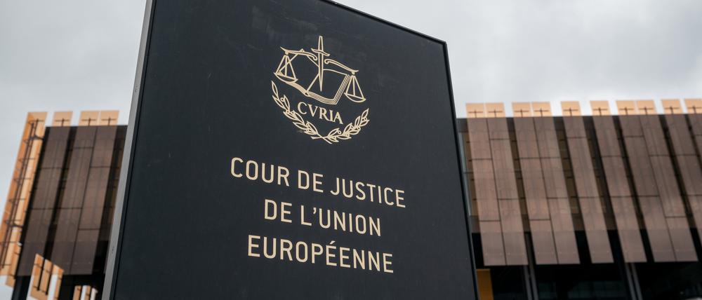 Das Foto zeigt ein Schild mit der Aufschrift „Cour de Justice de l’Union Europeene“ vor einem Gebäude des Europäischen Gerichtshofs (EuGH) in Luxemburg. Der EuGH hat entschieden, dass Patienten eine Kopie ihrer Krankenakte kostenlos erhalten müssen. (Archivfoto)