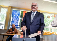 Bundespräsident Frank-Walter Steinmeier beim Wählen in Berlin. Foto: Michael Kappeler/dpa