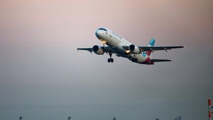 Eine Maschine der Fluggesellschaft Eurowings startet vom Flughafen Köln/Bonn. Die Lufthansa-Tochter verzeichnet für den Herbst ein Drittel mehr Buchungen als im Vorjahr.