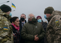 Der EU-Außenbeauftragte Josep Borrell besuchte am Mittwoch - ganz in olivgrün - ukrainische Soldaten im Kriegsgebiet in der Ost-Ukraine. Foto: Maksim Levin/REUTERS