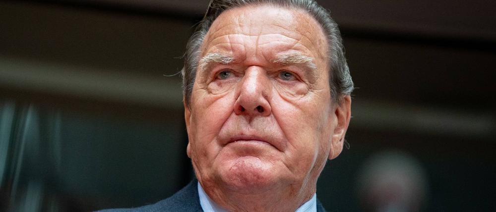 Gerhard Schröder, ehemaliger Bundeskanzler, wartet auf den Beginn der Anhörung im Wirtschaftsausschuss des Bundestags zum Pipeline-Projekt Nord Stream 2 im Sitzungssaal in Berlin. (Archivfoto)