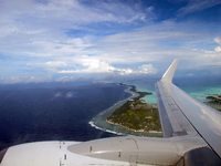 Die Luftaufnahme zeigt den Blick aufdie Hauptinsel des Pazifikstaates Kiribati. Foto: picture alliance / dpa