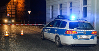Ein Polizeifahrzeug vor dem Jüterboger Jugendclub, der in der Nacht zu Sonnabend von einem Sprengsatz verwüstet wurde. Foto: Julian Stähle/dpa