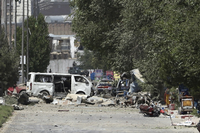 Menschen stehen zwischen Trümmern und beschädigten Autos nach der Explosion einer Autobombe in der afghanischen Hauptstadt Kabul. Foto: dpa/Sayed Mominzadah/Xinhua