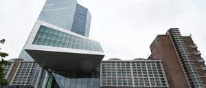 Besucher gehen auf die Zentrale der Europäischen Zentralbank (EZB) im Osten der Bankenstadt zu.