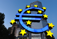 Selbstbewusst: Ein «Euro-Zeichen» auf die Fassade der Europäischen Zentralbank (EZB) in Frankfurt. Foto: Rössler/dpa