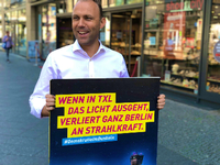 Der Berliner FDP-Fraktionschef Sebastian Czaja mit dem aktuelle TXL-Plakat. Foto: twitter.com/SebCzaja/status/1265728407486320640?s=20