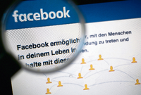 Facebook schweigt darüber, wie viele deutschsprachige Mitarbeiter von Nutzern gemeldete Kommentare prüfen und gegebenenfalls löschen. Foto: dpa