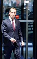 Neue Vorwürfe gegen Facebook's CEO Mark Zuckerberg - hier bei einer Anhörung zum Datenskandal um Cambridge Analytica Foto: Francois Lenoir/REUTERS