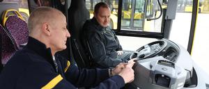 Ausbilder Tobias Kutta (links) erklärt dem Fahrschüler Maik Flemming in der BVG-Fahrschule auf dem BVG-Omnibusbetriebshof in der Müllerstraße die Funktionsweise eines Fahrschulbusses.