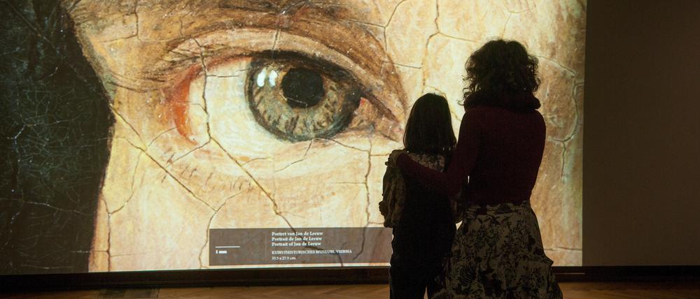 Auge in Auge. Die groß aufgetogenen Details in den Gemälden Jan van Eycks ermöglichen überraschende Entdeckungen.