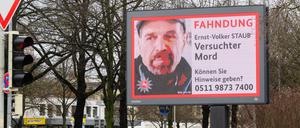 Das Landeskriminalamt Niedersachsen fahndet auf einer digitalen Anzeigetafel nach dem mutmaßlichen früheren RAF-Terroristen Ernst-Volker Staub. 