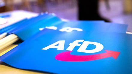 ARCHIV - 24.11.2018, Bayern, Greding: Fähnchen mit dem Logo der AfD liegen auf einem Tisch. (zu dpa: «Verfassungsschutz bereitet neue Einschätzung zur AfD vor») Foto: Daniel Karmann/dpa +++ dpa-Bildfunk +++