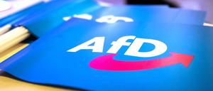 ARCHIV - 24.11.2018, Bayern, Greding: Fähnchen mit dem Logo der AfD liegen auf einem Tisch. (zu dpa: «Verfassungsschutz bereitet neue Einschätzung zur AfD vor») Foto: Daniel Karmann/dpa +++ dpa-Bildfunk +++
