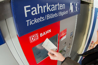 Auslaufmodell: Fahrkartenautomaten sollen eines Tages unnötig werden, sagt Bahnchef Lutz. Foto: Armin Weigel/dpa