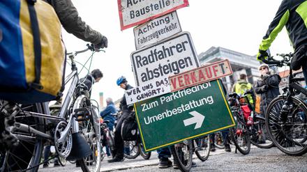 Ein Demonstrant nimmt an der Fahrrad-Demonstration von Changing Cities und dem Allgemeinen Deutschen Fahrrad-Club (ADFC) Berlin unter dem Motto «Gegen die Demontage des Mobilitätsgesetzes» mit Verkehrsschildern an seinem Fahrrad teil. (Archivbild)