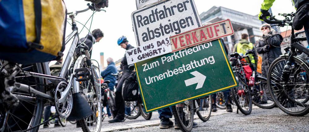 Ein Demonstrant nimmt an der Fahrrad-Demonstration von Changing Cities und dem Allgemeinen Deutschen Fahrrad-Club (ADFC) Berlin unter dem Motto «Gegen die Demontage des Mobilitätsgesetzes» mit Verkehrsschildern an seinem Fahrrad teil. (Archivbild)