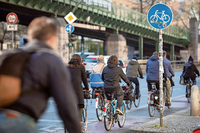 Berlin soll zu einer Fahrrad-freundlichen Stadt werden - doch der Senat liegt mit dem Ausbau des Fahrradnetzes weit hinter seinen Planungen zurück. Foto: imago/ Janine Schmitz