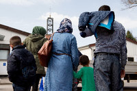 Syrische Familie im Grenzdurchgangslager Friedland im Landkreis Göttingen. Foto: Swen Pförtner/dpa