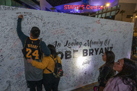 Vor dem Staples Center in Los Angeles trauern seit Sonntag viele Menschen um Kobe Bryant. Foto: David McNew/Getty Images/AFP