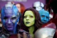 Eine Frage des Bondings: kostümierte „Avengers“-Fans am Rande der Weltpremiere am Dienstag in Hollywood. Foto: Mario Anzuoni/REUTERS