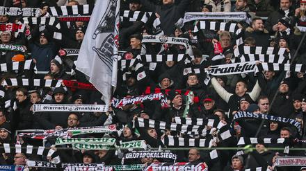 Frankfurter Fans halten ihre Schals in die Höhe. 
