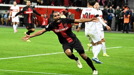 Bayer Leverkusen’s Jonathan Tah feiert den Sieg gegen Stuttgart. 