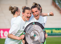 Da ist das Ding. Alexandra Popp (links) und Sandra Starke feiern den Titelgewinn mit dem VfL Wolfsburg. Foto: Christian Modla/dpa