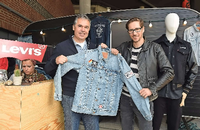 Sieht schau aus. FC-St.-Pauli-Geschäftsführer Rettig (links) mit Jeans-Devotionale. Foto: promo