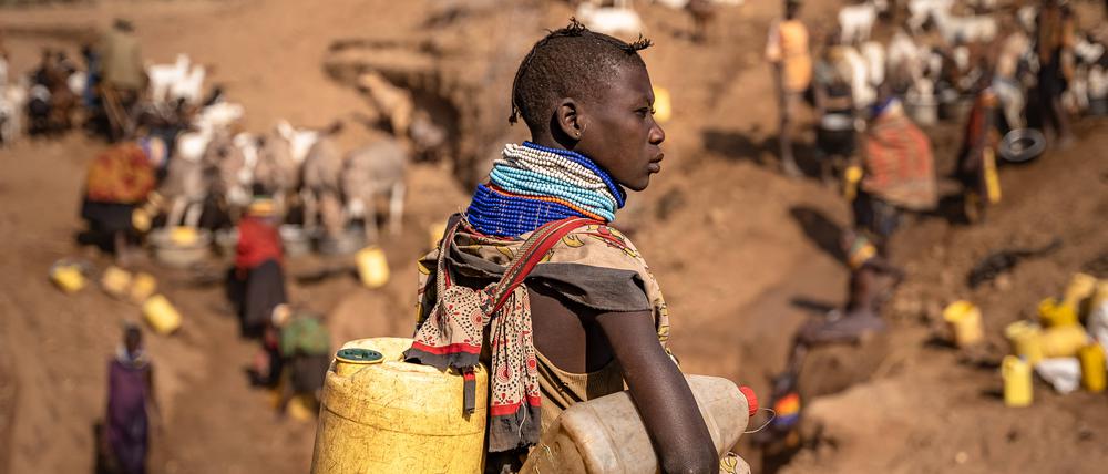 Anfang des Jahres verursachte der Klimawandel in Ostafrika die schlimmste Dürre in seiner Geschichte: Eine Turkana-Frau auf dem Weg zum Brunnen.