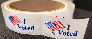 In einem Wahllokal in Florida werden Aufkleber mit dem Satz „Ich habe gewählt“ verteilt. 