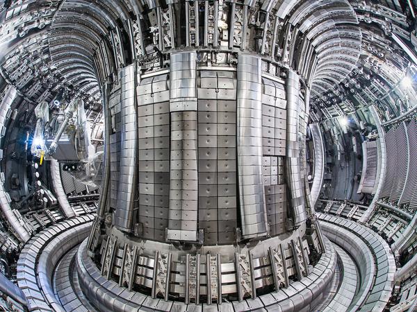 Die Innenwände der Kammer dieses Fusionsreaktors im Vereinigten Königreich ist wie Iter mit speziellen Metallplatten ausgekleidet.