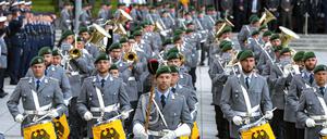Rund 400 Rekruten legen am 20. Juli im Gedenken an den Deutschen Widerstand vom 20. Juli 1944 ihr Gelöbnis auf dem Paradeplatz des Bundesministeriums der Verteidigung ab.