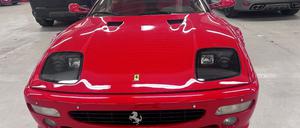 Dieses undatierte von der Metropolitan Police zur Verfügung gestellte Foto zeigt einen Ferrari, der dem ehemaligen Formel-1-Fahrer Gerhard Berger vor fast 29 Jahren gestohlen wurde und nun wiedergefunden wurde. Der rote Ferrari F512M war einer von zwei italienischen Sportwagen, die während des Großen Preises von San Marino in Imola (Italien) im April 1995 entwendet wurden. 