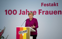 Bundeskanzlerin Angela Merkel (CDU) spricht beim Festakt zu 100 Jahre Frauenwahlrecht im Deutschen Historischen Museum. Foto: dpa/ Bernd von Jutrczenka